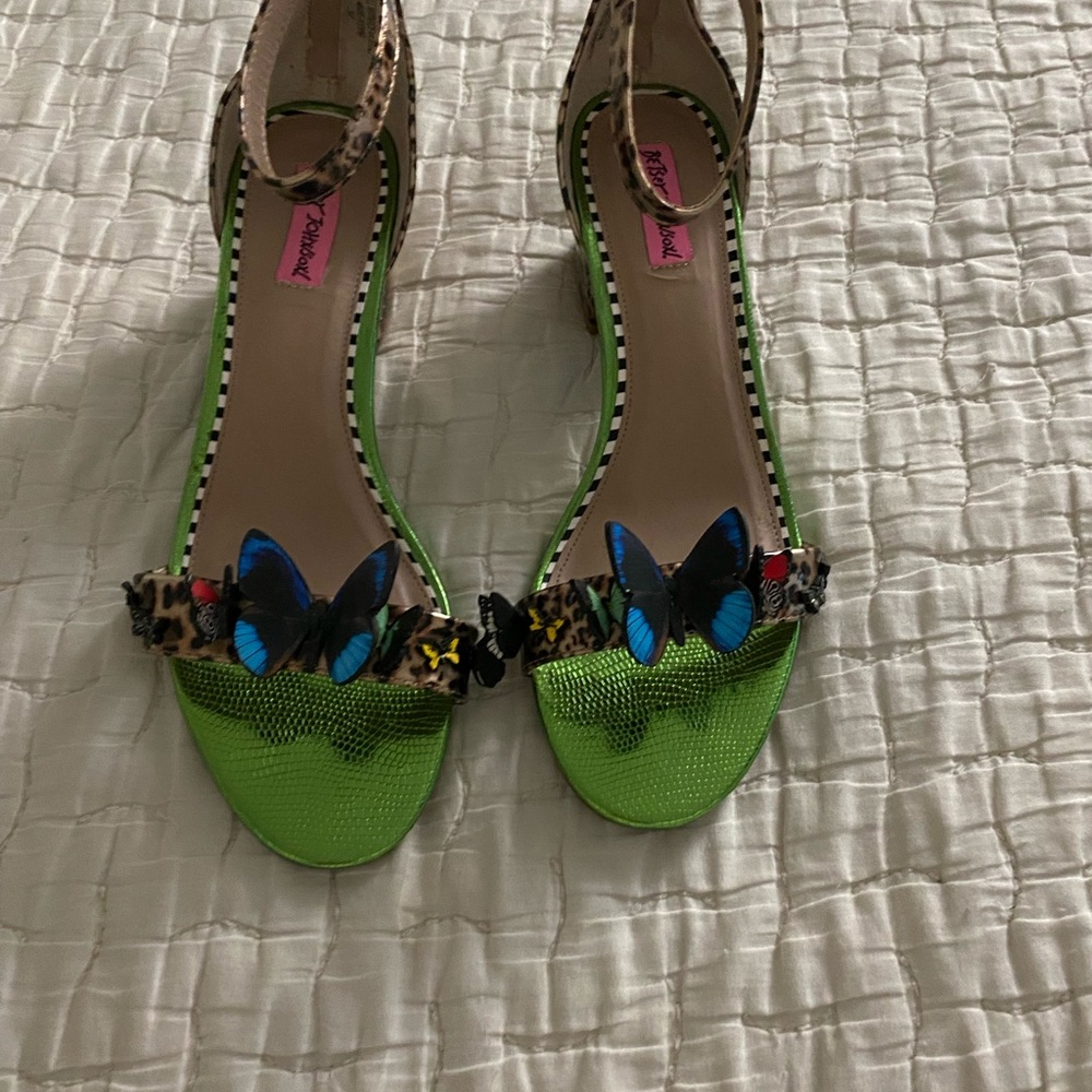 Betsey Johnson brand new never worn cute summer sandals size 10